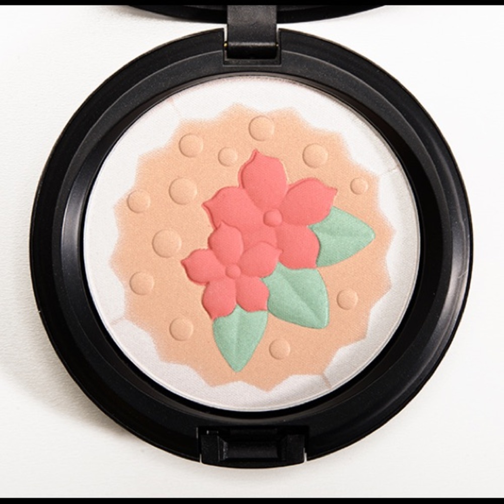 MAC Pearlmatte Face Powder “In for a Treat” LE